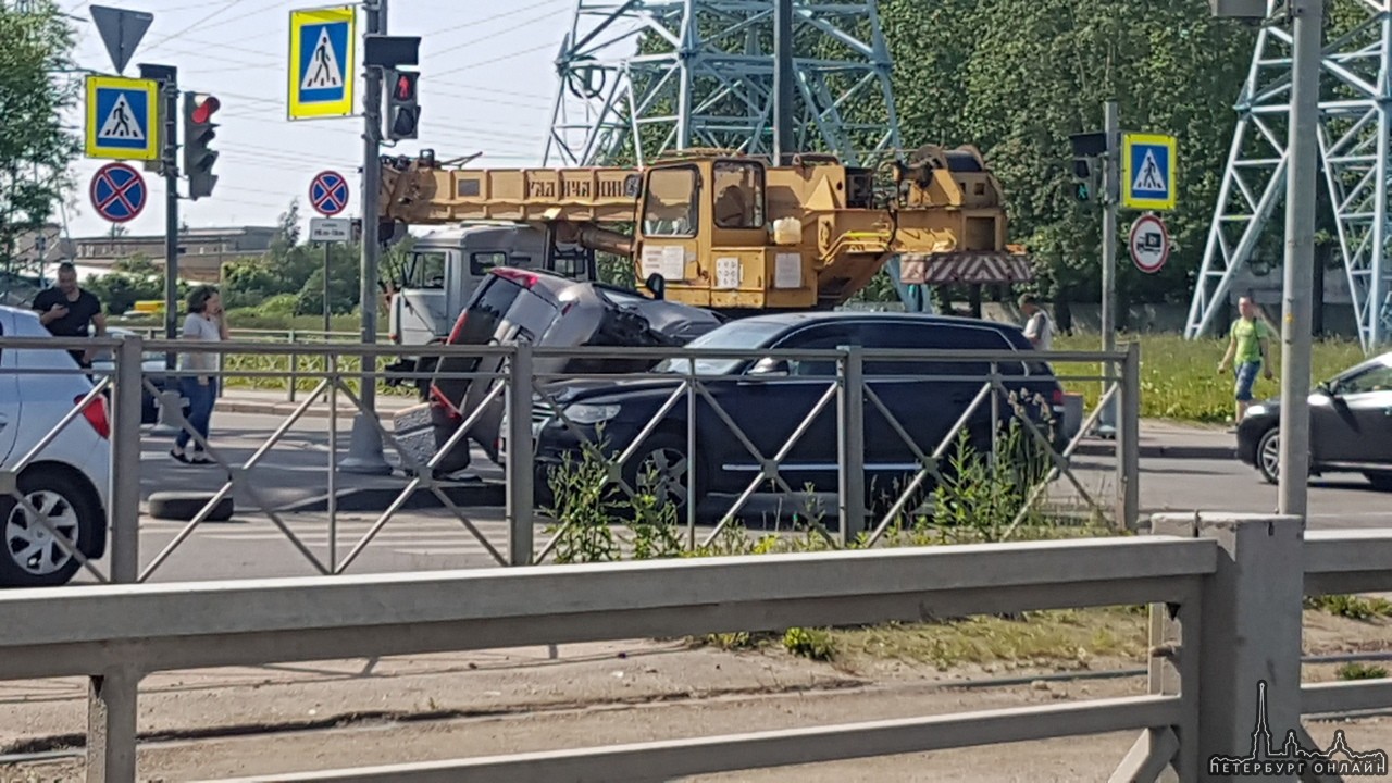 На перекрестке Дальневосточного и Новоселов в неравном бою сошлись Таурег и Нисан Ноут. Помех для д...