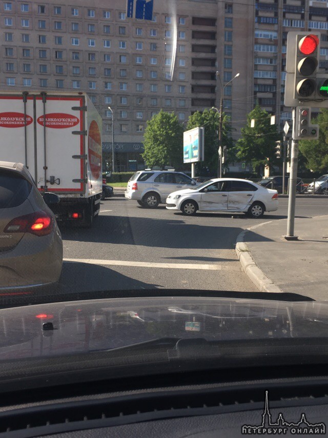 На пересечении пр. Славы и Белградской две машины при столкновении разлетелись как кегли, мешают все...