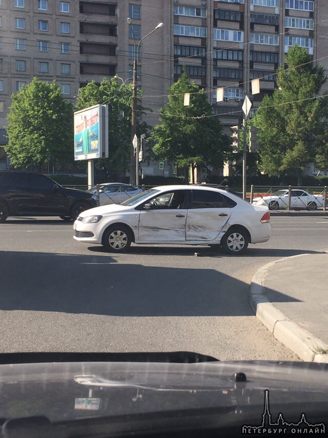 На пересечении пр. Славы и Белградской две машины при столкновении разлетелись как кегли, мешают все...