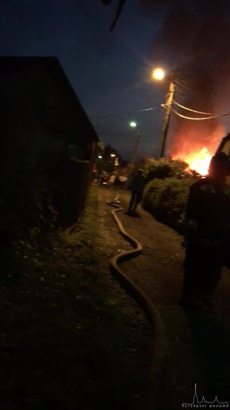 Сегодня ночью сгорел дом в Красном Селе (СПб) на Малой Горской, 19, часа за 2 (0:45-3:00 примерно). ...
