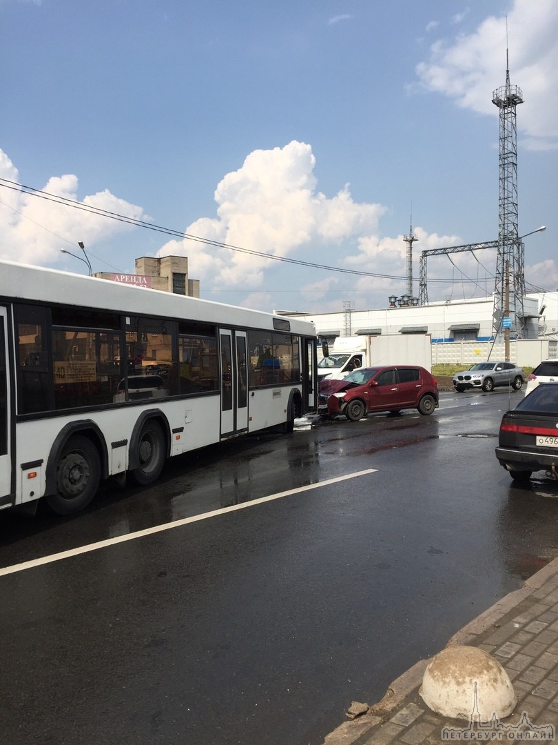 На перекрестке Маршала Новикова и Автобусной,Renault не пропустил 40й автобус