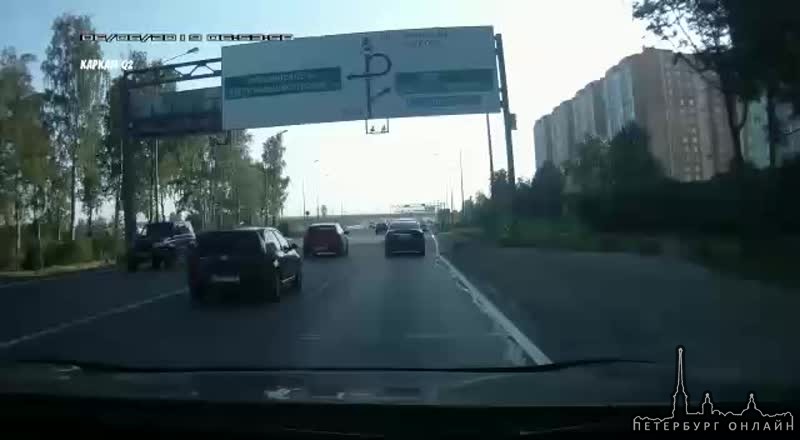 Вчера на заезде с Таллинского шоссе на внешнюю сторону КАД Транспортер врезался в Митсубиши L2...