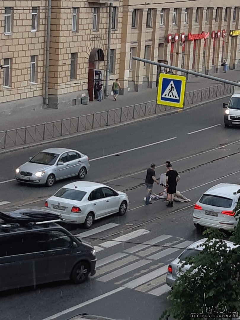 На пешеходном переходе через Среднеохтинский у дома 3 женщину сбила машина Жива, трамваи пока стоят,...