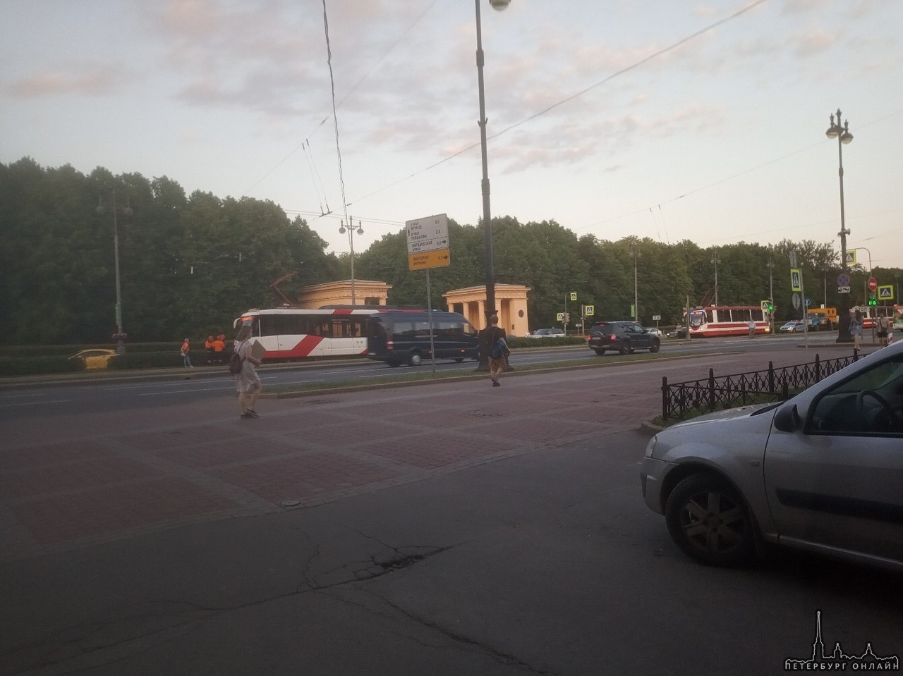 Трамвай сбил велосипедиста на переходе к Парку Победы. Уже увезли на скорой. Трамваи стоят.