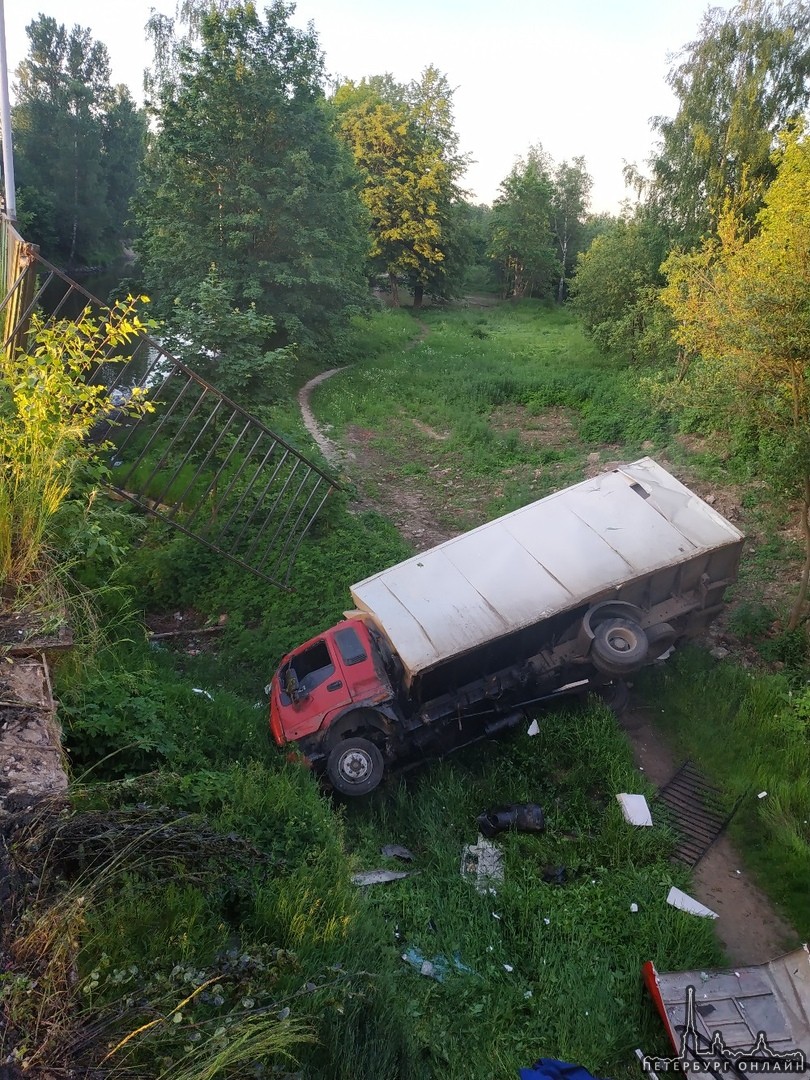 На Рыбацком проспекте в 5 утра фургон упал с аварийного моста