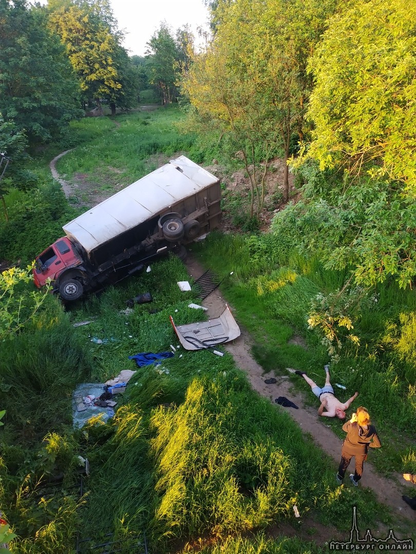 На Рыбацком проспекте в 5 утра фургон упал с аварийного моста