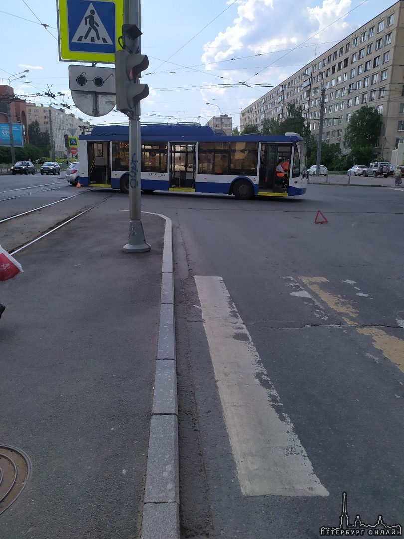 Троллейбус задел такси на перекрёстке Ярослава Гашека и Будапештской