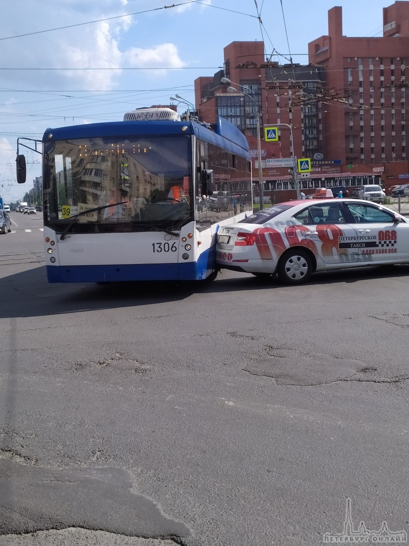 Троллейбус задел такси на перекрёстке Ярослава Гашека и Будапештской