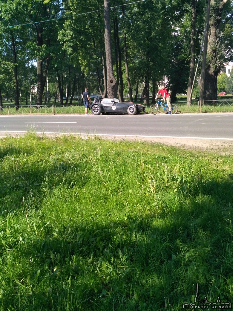 Спорт кар не справился с управлением и врезался в ограждение на Петровском проспекте