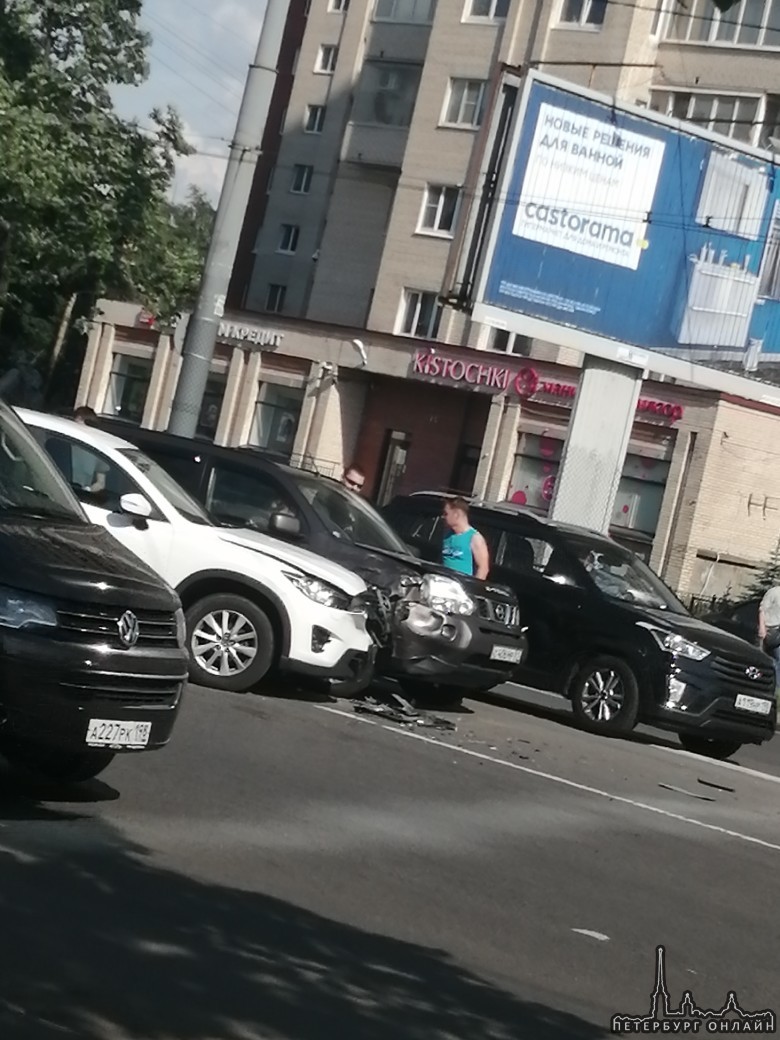 На проспекте Ветеранов у дома 53/56 Водитель белрй Мазды повернул и не увидела Nissan