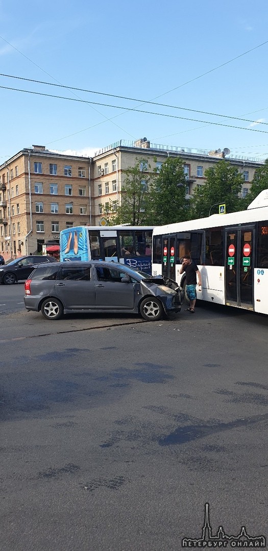 Пересечение Варшавской и Ленинского. Toyota проехала на красный в правый передний угол автобуса, кот...