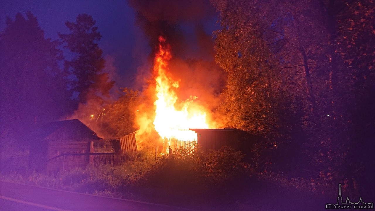 Пожар в Мурино. Сгорел не жилой дом по ул. Шоссе в Лаврики 35. Вызвали пожарных!