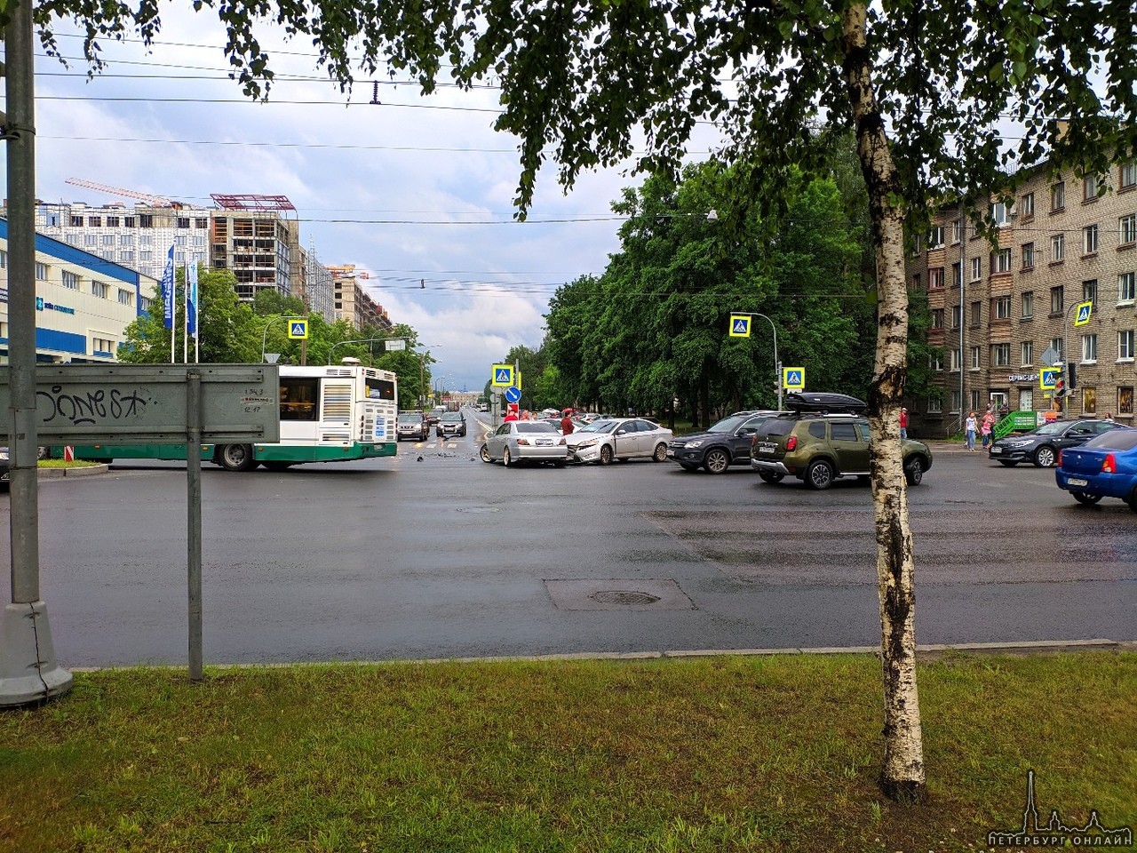 На перекрестке Кантемировская и Харченко жёсткое ДТП. Скорая и реанимация на месте.