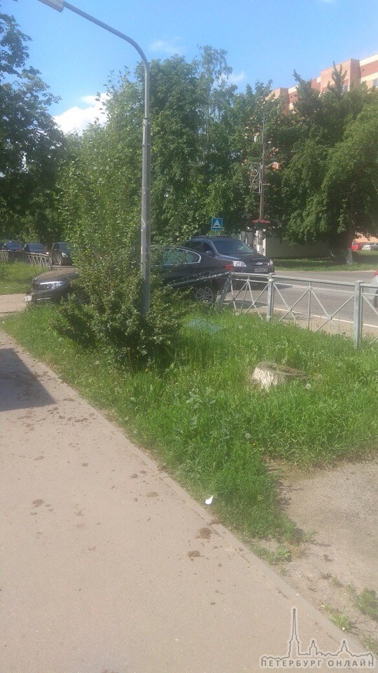 В п. Тельмана на подъезде к городу Колпино напротив Пятёрочки чёрный седан снес забор. Произошло эт...