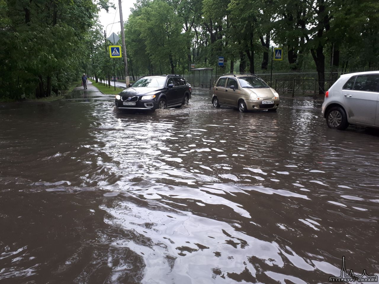 Потоп в Пушкине на Парковой улице после грозы. Также на Кадетского б-ра и Парковой ул. столкнулись...