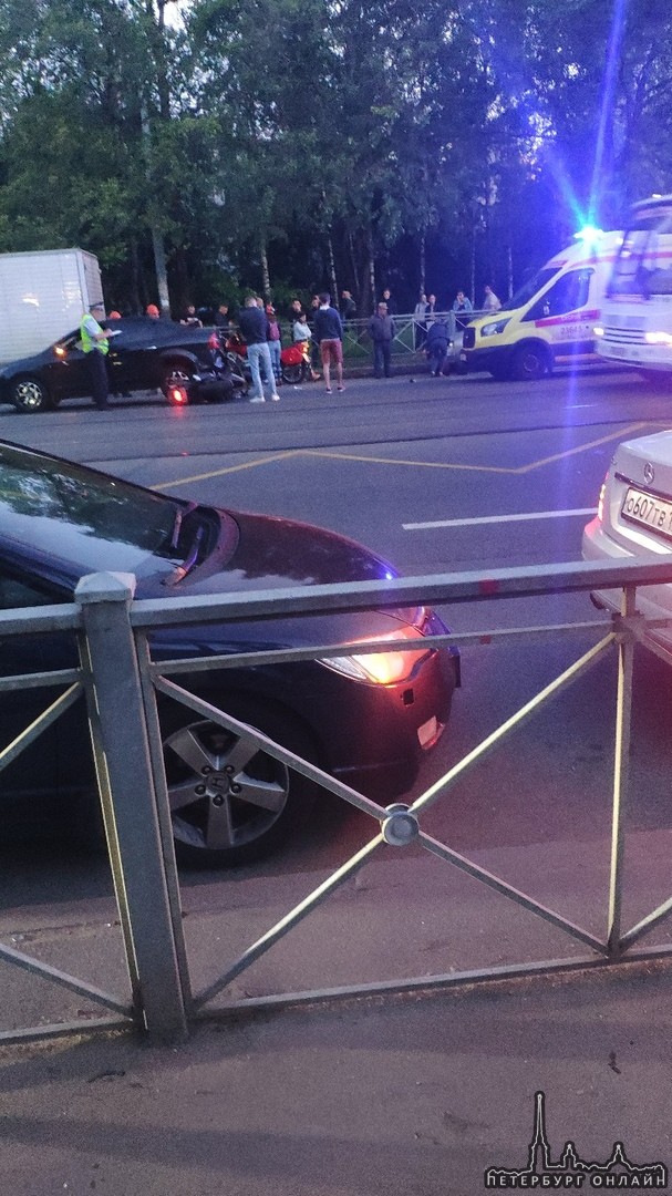 СПб, Науки 24.. по словам очевидцев удар был очень сильный... мотоциклист заехал под автомобиль(( ре...