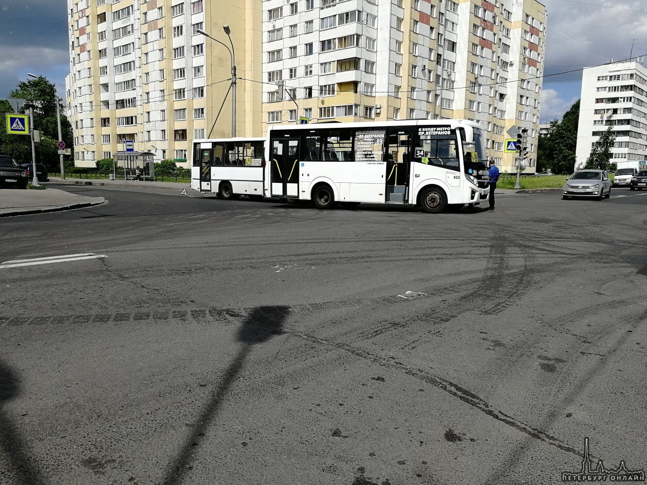 Маршрутки К-89 и К-216 не поделили левый поворот с улицы Солдата Корзуна на улицу Стойкости.