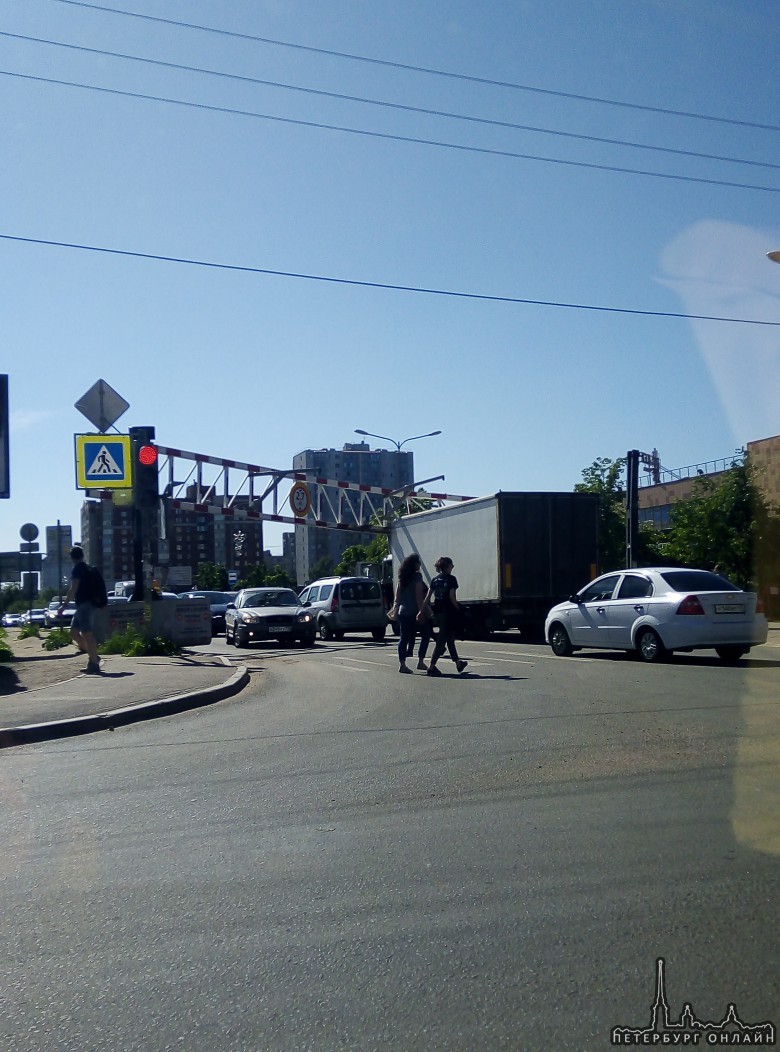В Городе Кудрово,Возле Мака в сторону выезда, грузовик снёс ограничитель по высоте(2,7м) и уехал с ...