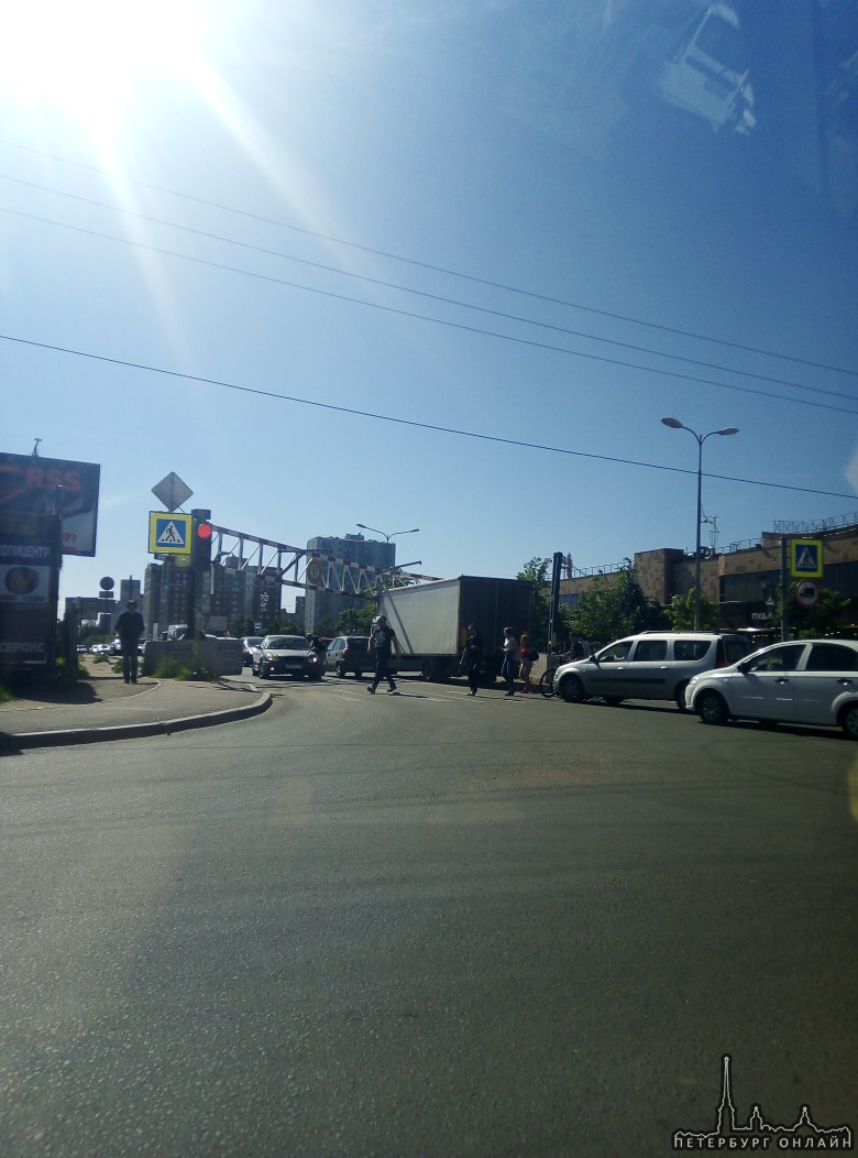 В Городе Кудрово,Возле Мака в сторону выезда, грузовик снёс ограничитель по высоте(2,7м) и уехал с ...