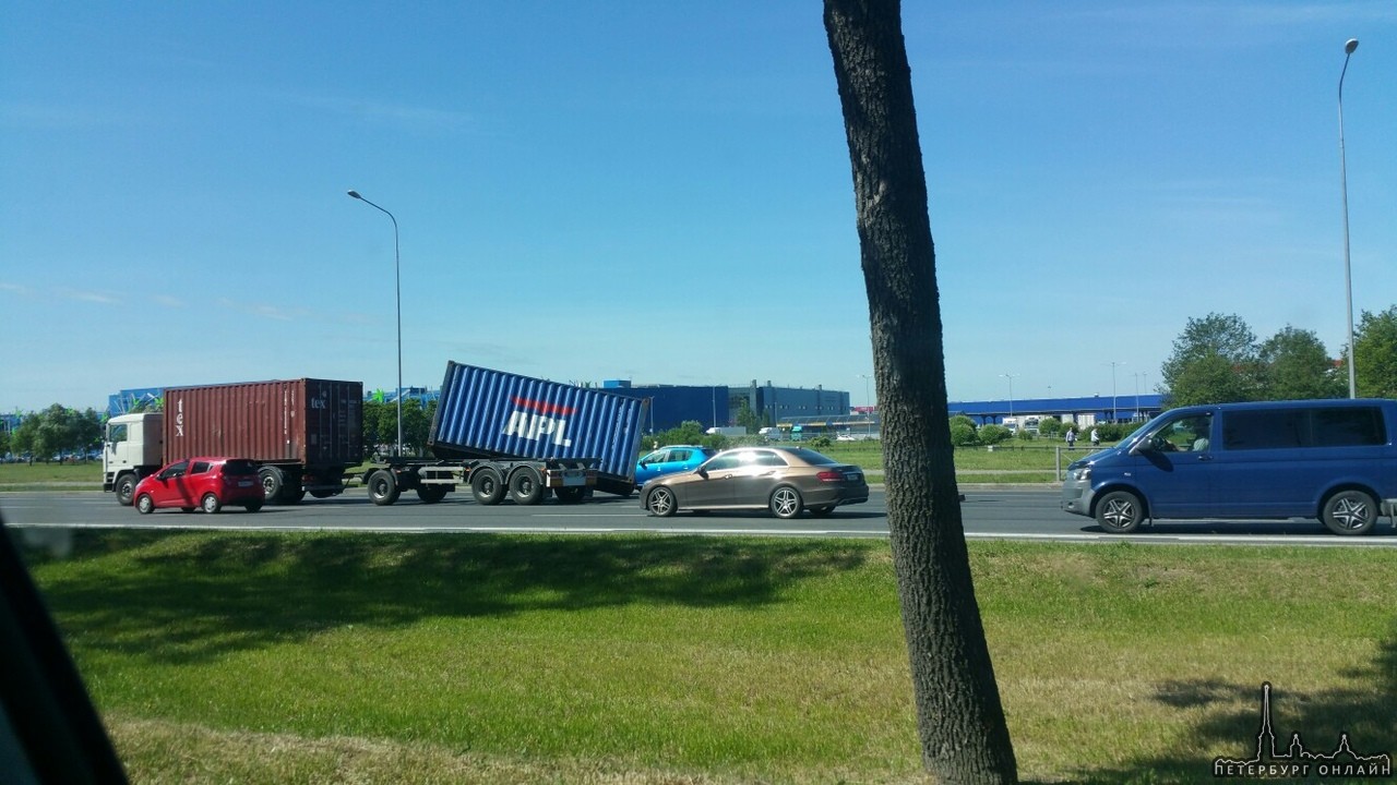Контейнер упал с прицепа на Пулковском шоссе, никого не придавило.