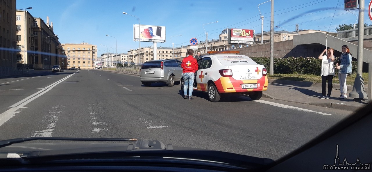 Поворот с Малоохтинской набережной, в сторону моста Александра Невского, у форда не совсем получился...