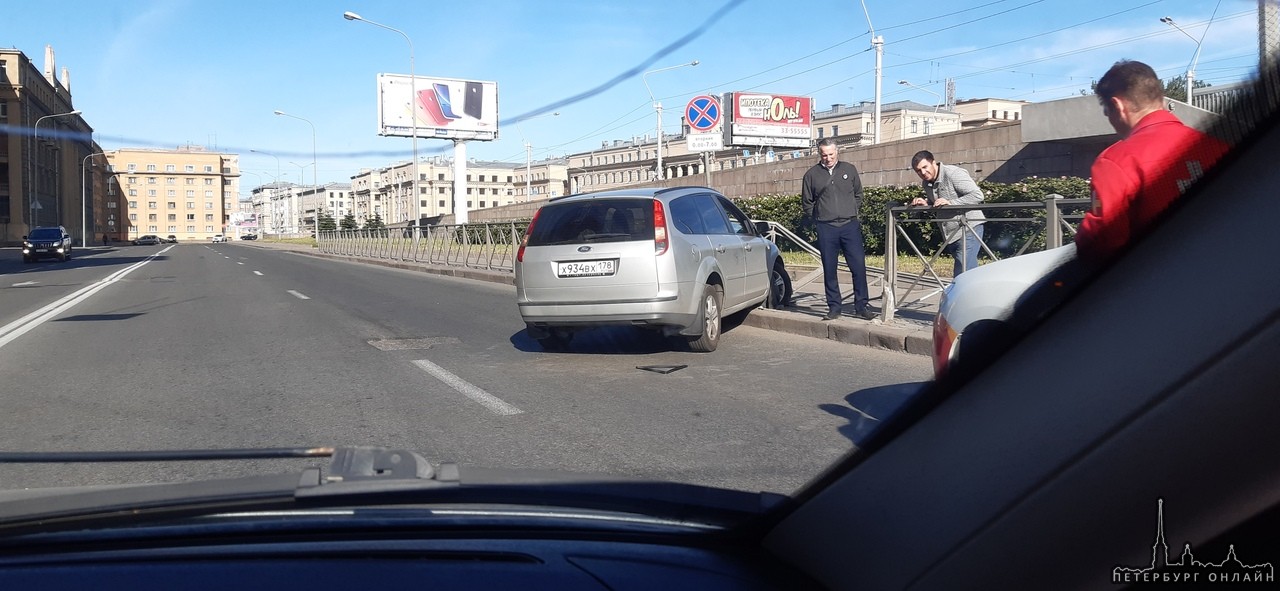 Поворот с Малоохтинской набережной, в сторону моста Александра Невского, у форда не совсем получился...