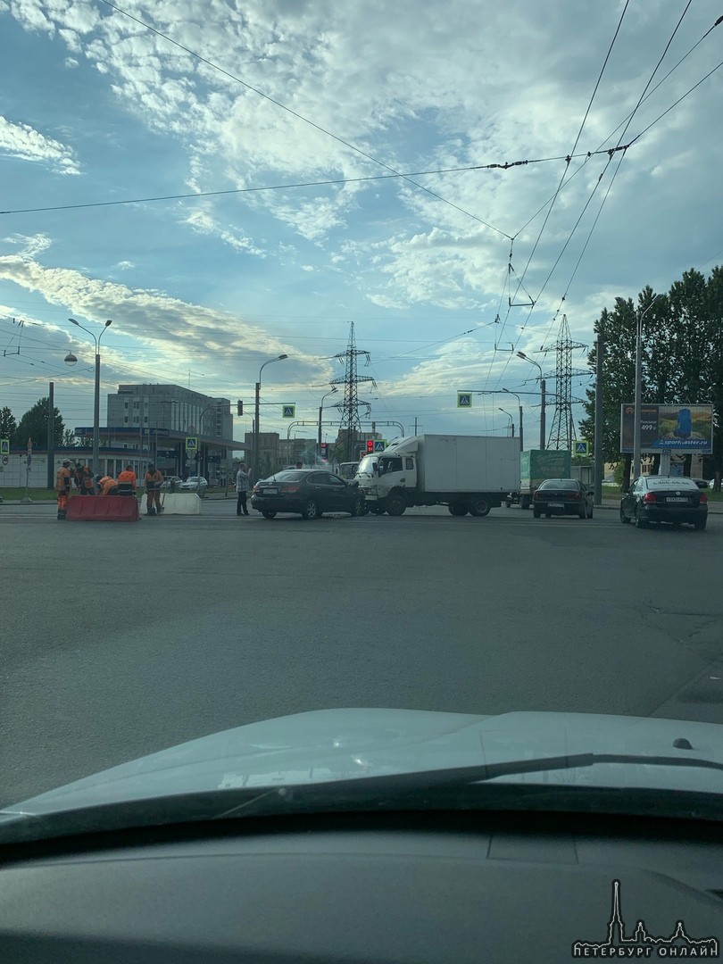 Альмера и фургон столкнулись на перекрёстке Ириновского и Индустриального. Ща буит мясо!
