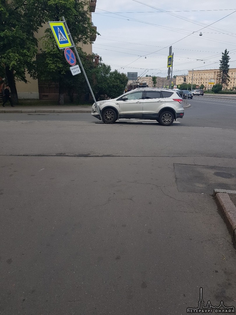 На углу дома по адресу Стачек 15 сегодня утром Ford сбил знак пешеходного перехода.