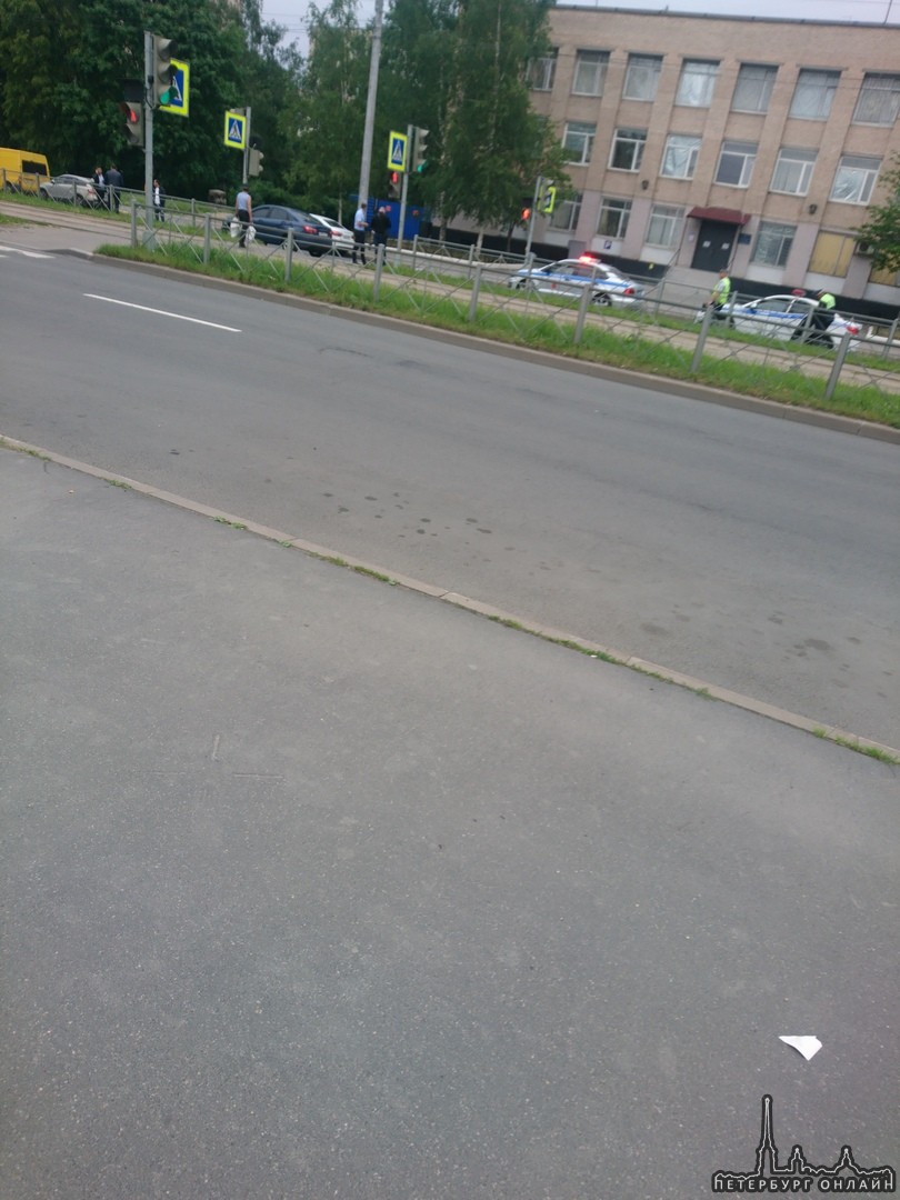 На Купчинской, на зебре, напротив отдела полиции номер 14 был совершён наезд на пешехода, со слов о...