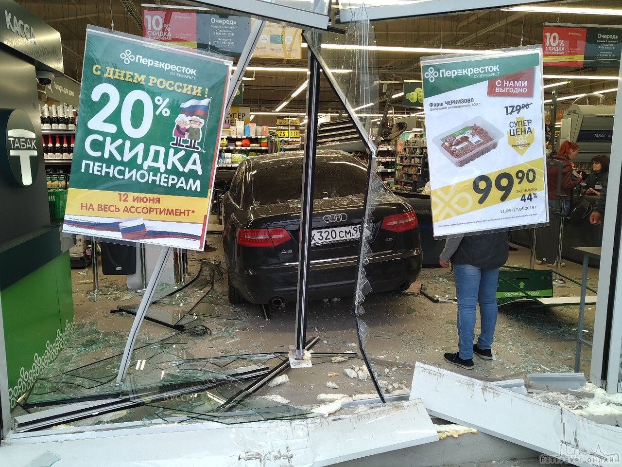 В Городе Пушкин автомобиль въехал в кассы магазина. Вроде даже не пьяный.