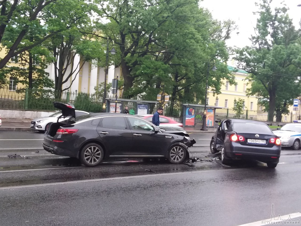 Напротив Мариининской больницы КИА подбила разворачивающийся Volkswagen. Машины уже убрали с центра...