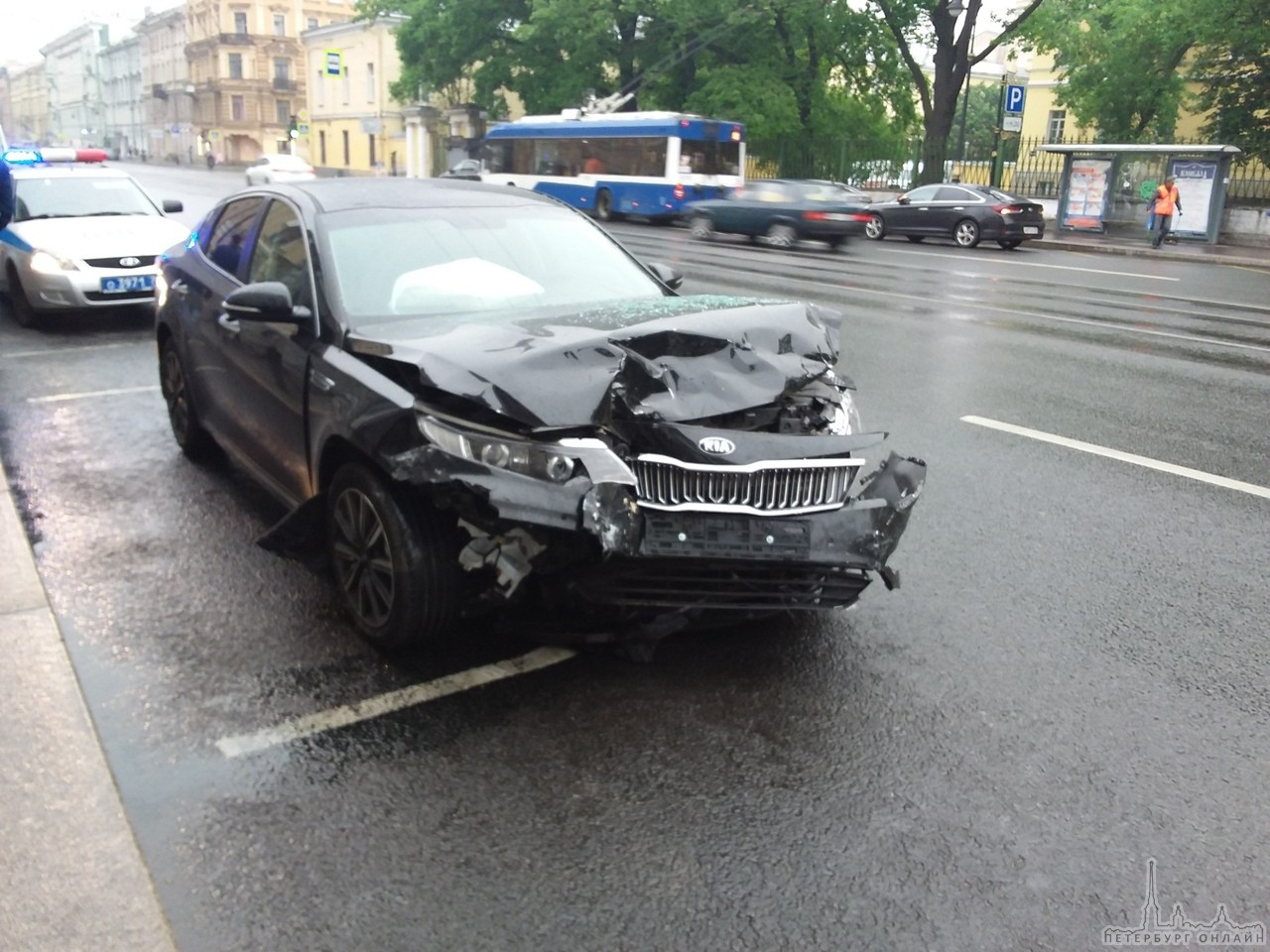 Напротив Мариининской больницы КИА подбила разворачивающийся Volkswagen. Машины уже убрали с центра...