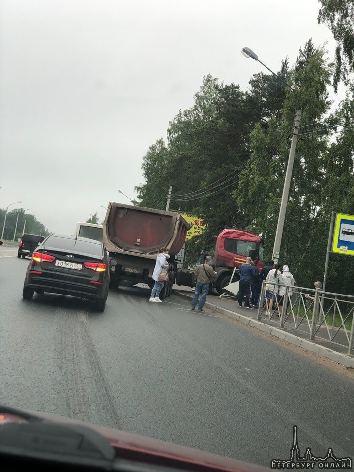 В Сертолове самосвал при торможении по мокрому асфальту уехал в остановку По предварительной информ...