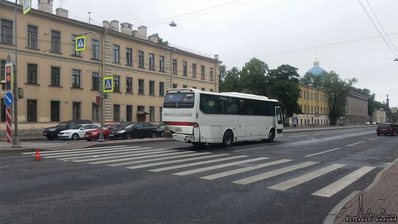 На перекрестке Измайловского и 10-ой Красноармейской Honda влетела в автобус.