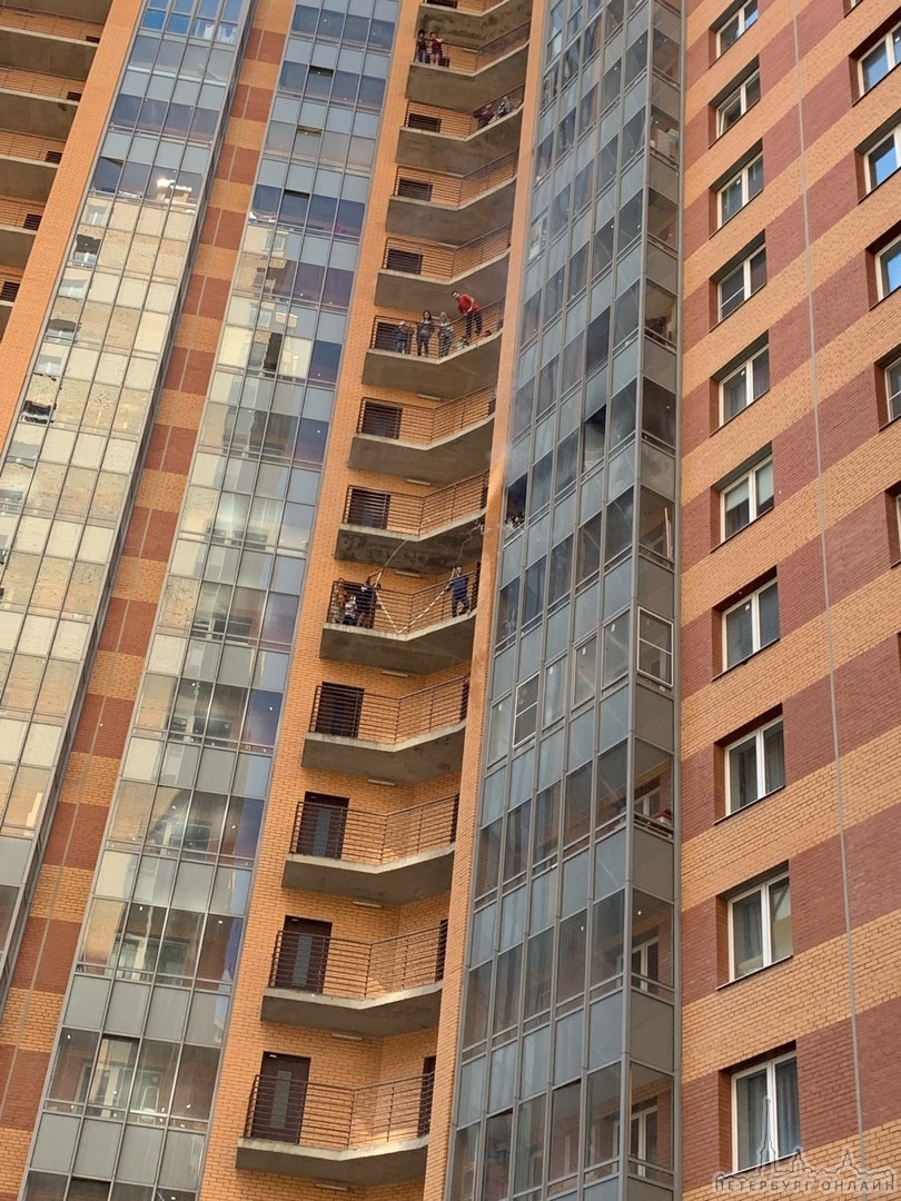 В городе Кудрово на Областной улице в доме 1 на балконе 9 этажа 16-ти летний мальчик занимался хим...