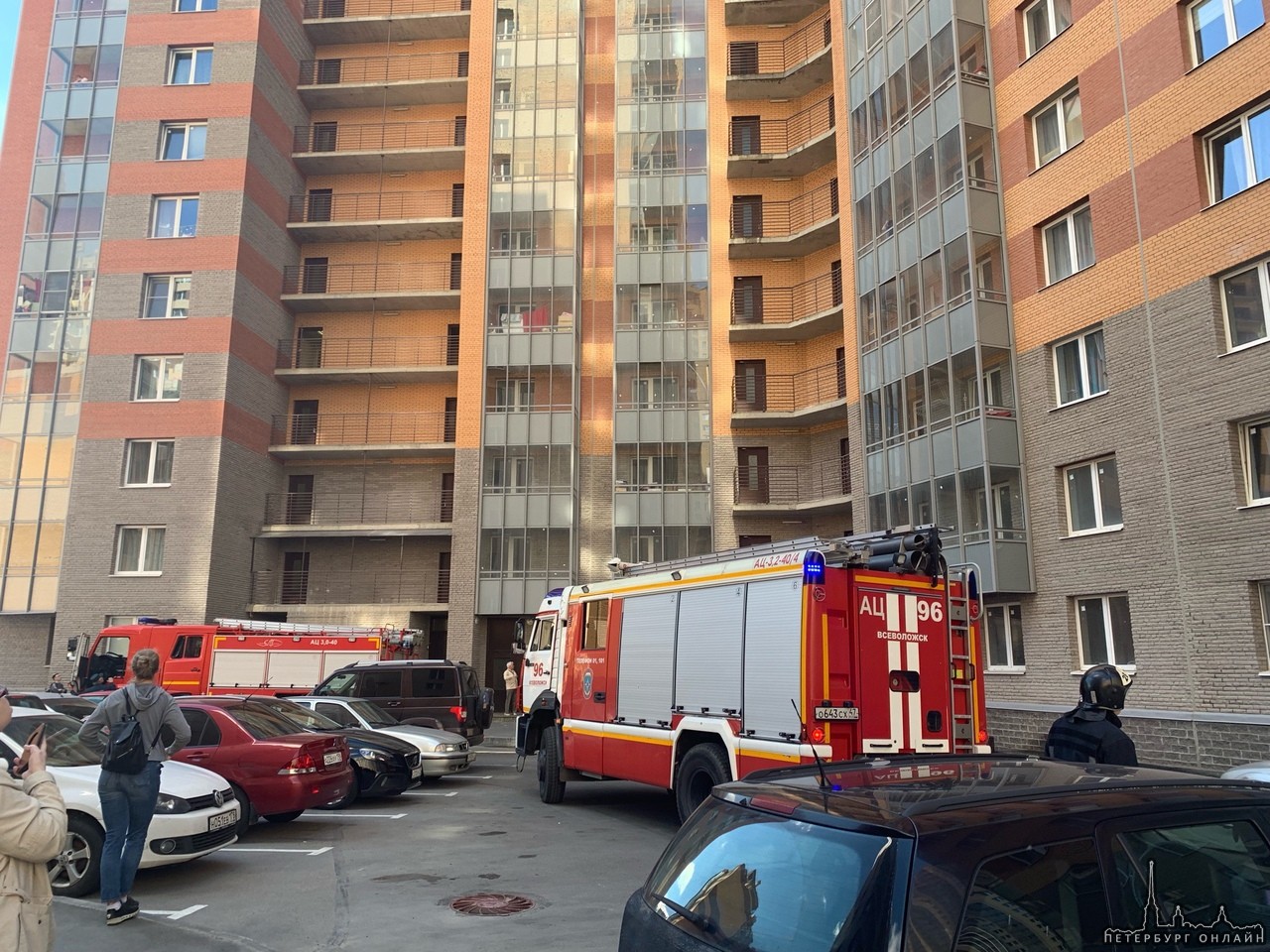 В городе Кудрово на Областной улице в доме 1 на балконе 9 этажа 16-ти летний мальчик занимался хим...