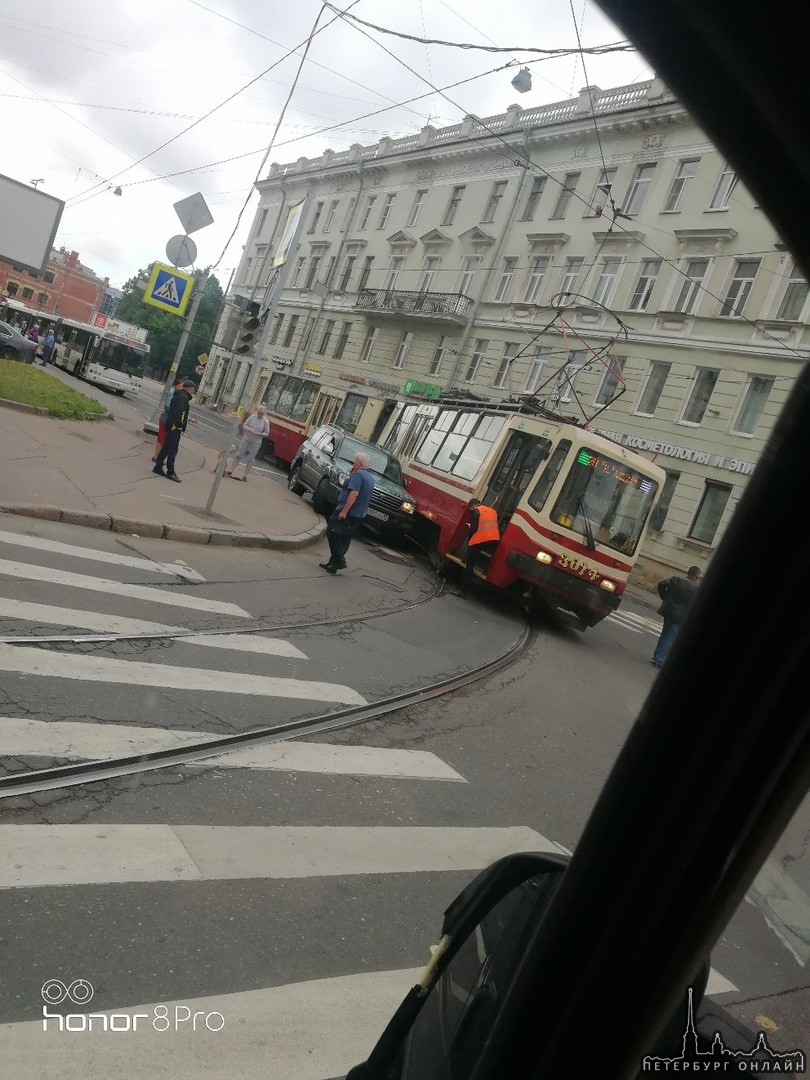 Водитель ЛендКрузера думал, что трамвай поедет прямо по Большому Сампсониевскому и не будет повора...