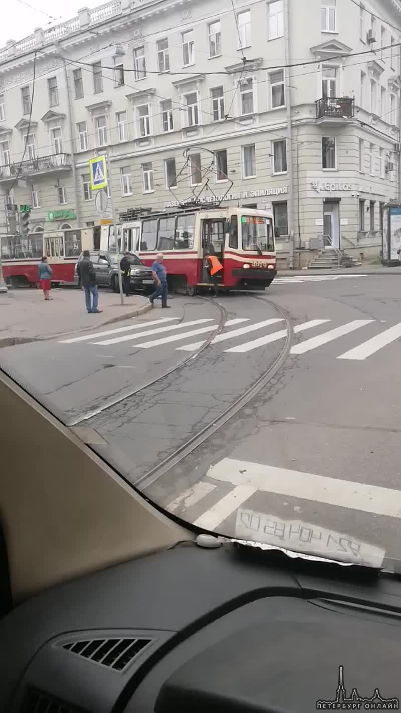 Водитель ЛендКрузера думал, что трамвай поедет прямо по Большому Сампсониевскому и не будет повора...
