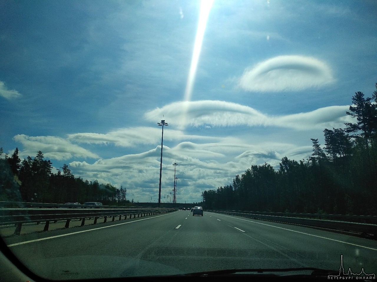 Вот такие красивые и необычные облака были сегодня над КАД перед портом Бронка.