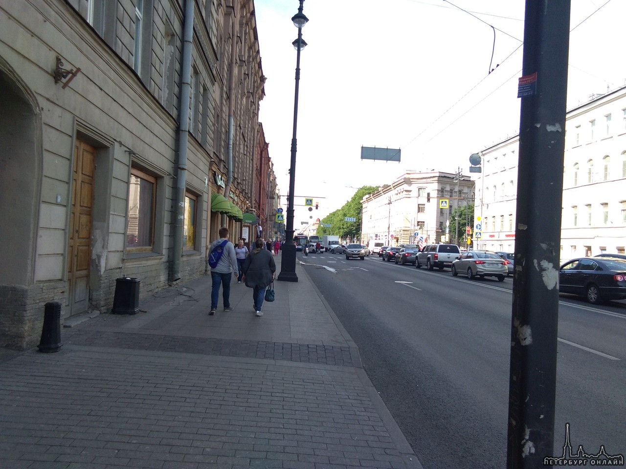 На Московском проспекте 53 двое поцеловались и перекрыли встречку.