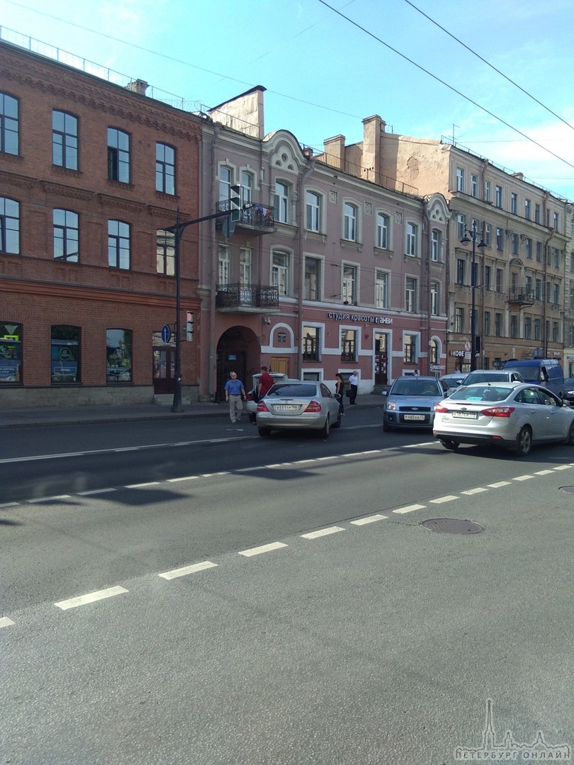 На Московском проспекте 53 двое поцеловались и перекрыли встречку.