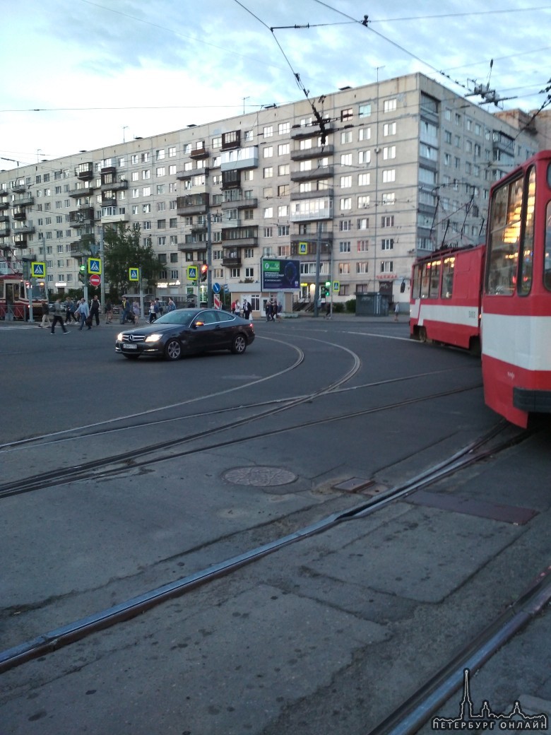 На пересечении пр. Просвещения и Светлановского пр. красотка на Мерседесе не увидела трамвай.