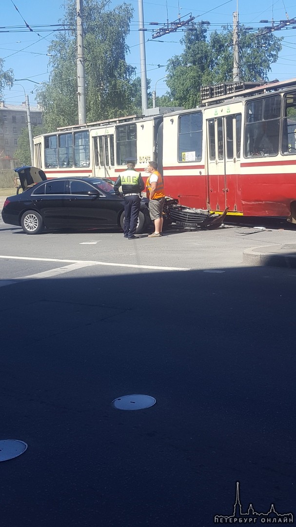 На Светлановской площади Mercedes протаранил трамвай. Поворот на Светлановский проспект затруднен..