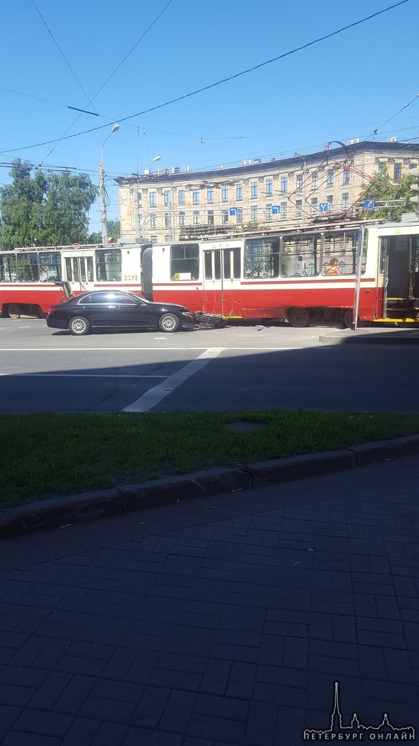 На Светлановской площади Mercedes протаранил трамвай. Поворот на Светлановский проспект затруднен..
