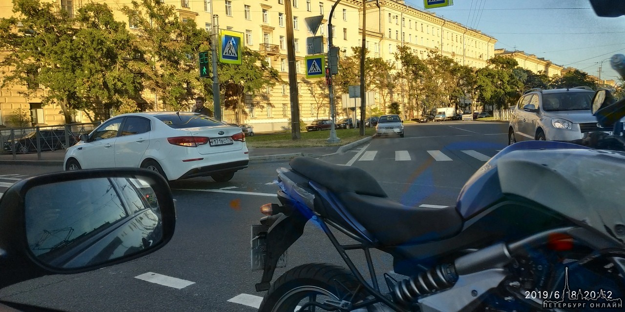 На перекрестке Кронштадтской и Зенитчиков . ДТП с мотоциклом. Рядом пожарка