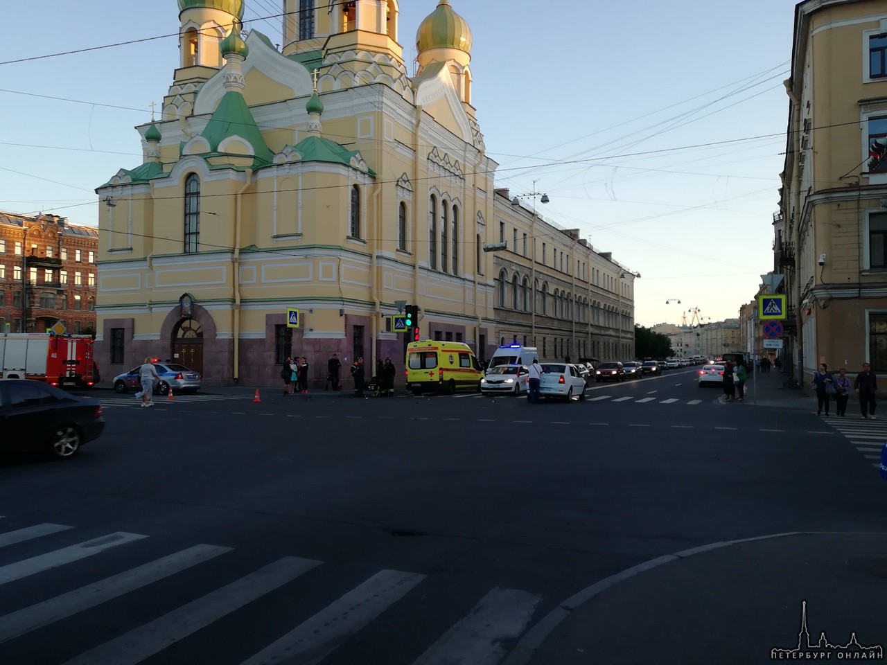 Сбили мотоциклиста на перекрёстке Лермонтовского и Римского-Корсакова, все службы на месте