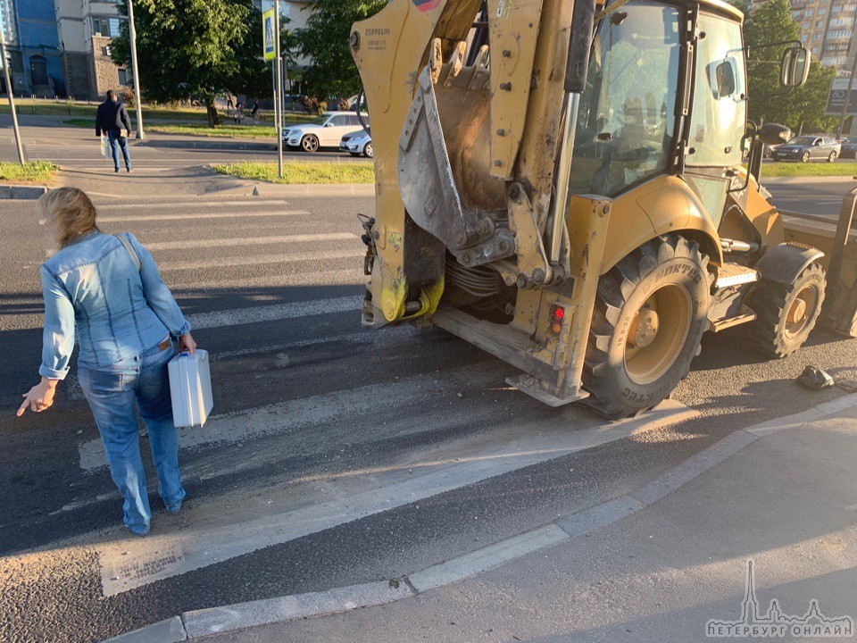 На пересечении Парашютной и Байконурской, примерно в 20:11, трактор на пешеходном переходе снес вело...