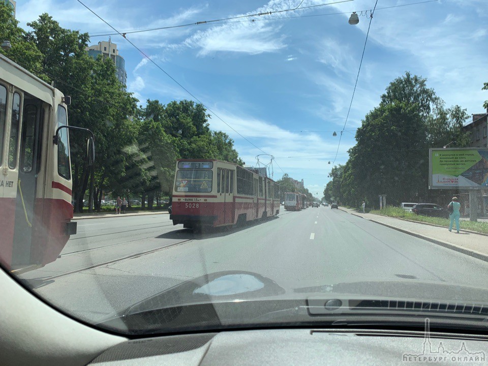Встали трамваи на Энгельса от пенсионного фонда до Поклонки из-за ДТП