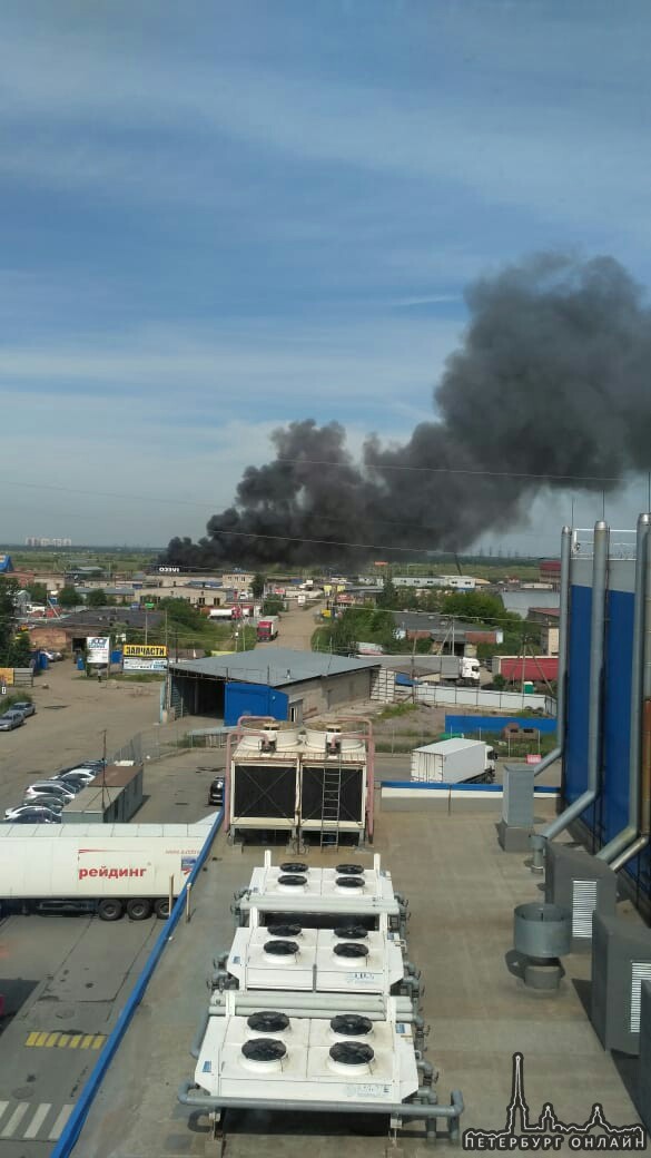 В Ленсоветовском горит здание за Ив-Сервисом. Возможно снова конюшни или складские здания.
