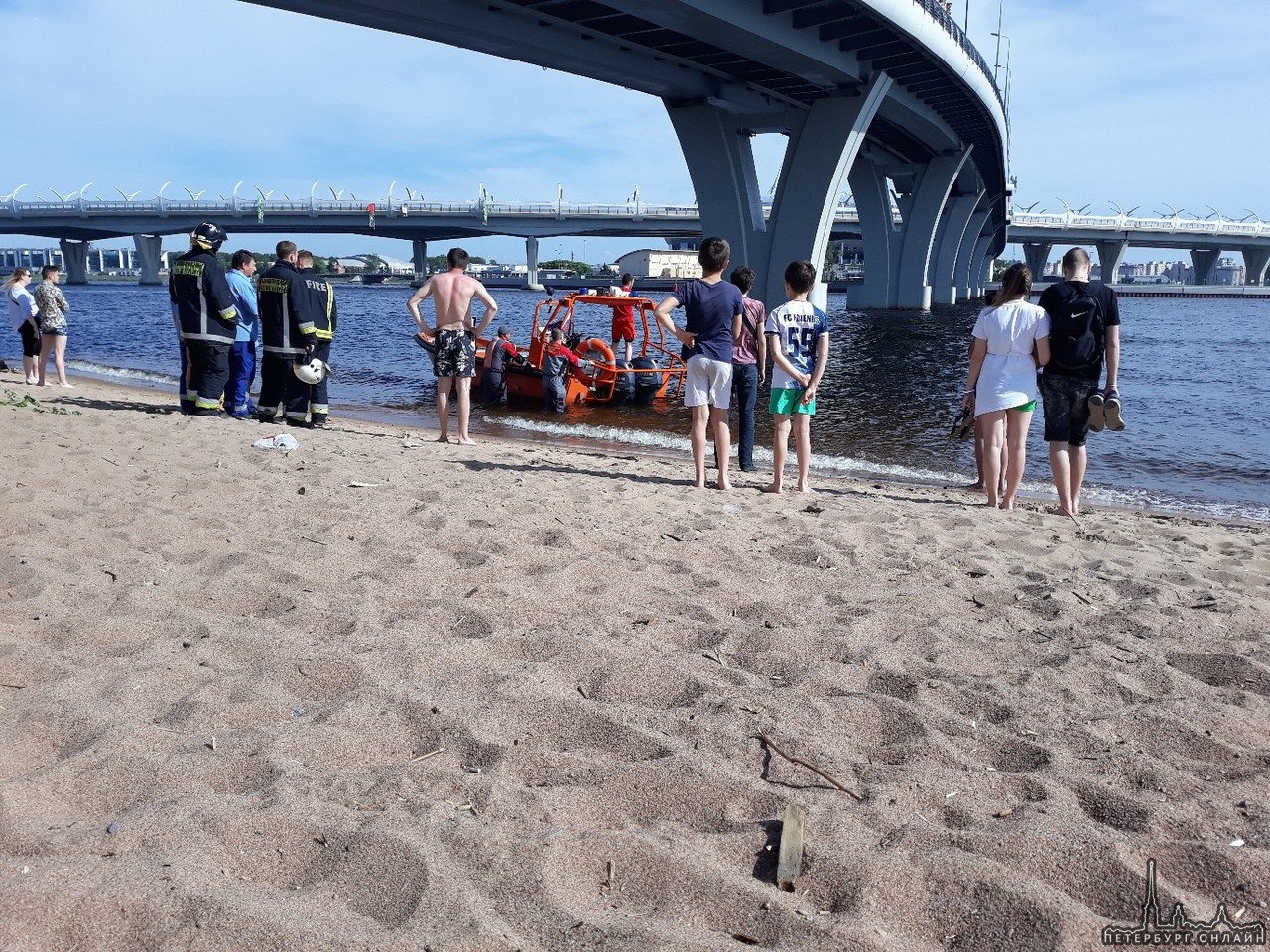 С Яхтенного моста прыгнул подросток – спасти не удалось Через 20 минут водолазы достали на берег тел...